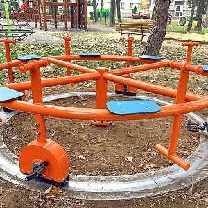 Nový šlapací kolotoč na detskom ihrisku Nový šlapací kolotoč na detskom ihrisku